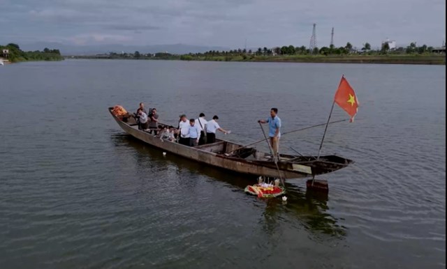 Chiều cùng ngày, Đoàn đại biểu thực hiện nghi thức thả hoa đăng tại dòng sông Thạch Hãn linh thiêng.