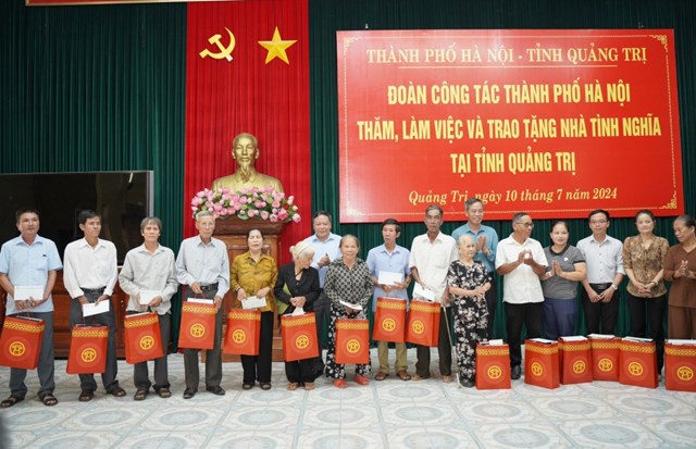 Đại diện Đoàn đại biểu TP Hà Nội tặng quà tới người có công trên địa bàn tỉnh Quảng Trị.