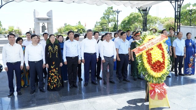 Đoàn công tác dâng hoa tưởng niệm tại Đài tưởng niệm các anh hùng liệt sĩ Nghĩa trang liệt sĩ quốc gia Trường Sơn.