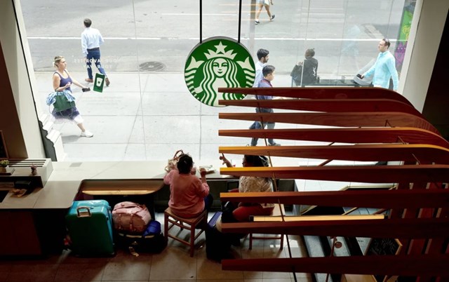 Starbucks tái định vị bằng chiến lược “Back to Starbucks”, khôi phục không gian ngồi lại giữa làn sóng khách hàng ngày càng rời xa thương hiệu.