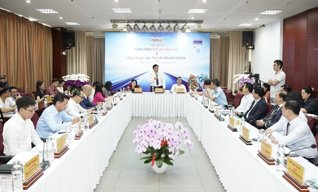 &Ocirc;ng Nguyễn Th&aacute;i B&igrave;nh, Ph&oacute; Tổng bi&ecirc;n tập B&aacute;o Ph&aacute;p Luật TP.HCM, ph&aacute;t biểu khai mạc tọa đ&agrave;m. &nbsp;