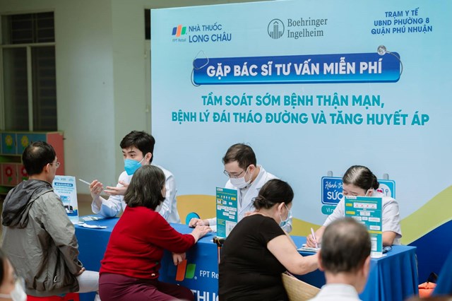 Chuyên gia y tế, bác sĩ tư vấn, lắng nghe chia sẻ từ người dân. 