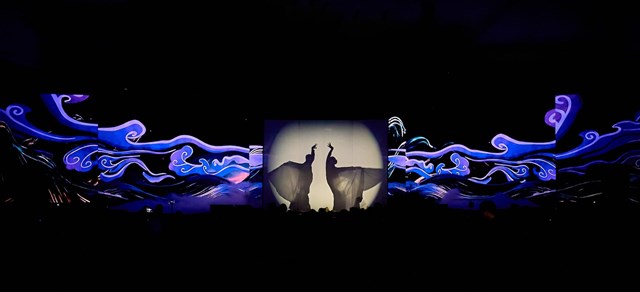 Kh&aacute;n ph&ograve;ng m&atilde;n nh&atilde;n với tiết mục mở m&agrave;n nơi c&aacute;c vũ c&ocirc;ng ho&aacute; th&acirc;n th&agrave;nh h&igrave;nh tượng chim hạc - cảm hứng kiến tạo S-Light Tower. Ảnh: &Aacute;nh Dương. &nbsp;