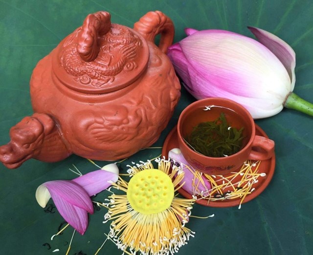 Trà Đinh – tinh tuyển từ chồi non chưa bung lá – khi pha lặng lẽ nâng hương sen, cho sự bung tỏa nhẹ nhàng, sâu lắng.