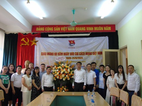 Đồng ch&iacute; Ng&ocirc; Văn Cương - B&iacute; thư Trung ương Đo&agrave;n, Chủ nhiệm Ủy ban Kiểm tra Trung ương Đo&agrave;n tặng hoa ch&uacute;c mừng Tạp ch&iacute; Thanh ni&ecirc;n nh&acirc;n dịp kỷ niệm ng&agrave;y B&aacute;o ch&iacute; c&aacute;ch mạng Việt Nam năm 2024