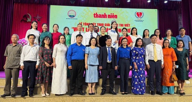 Đồng ch&iacute; Nguyễn Phạm Duy Trang - B&iacute; thư Trung ương Đo&agrave;n, chủ tịch Hội đồng Đội Trung ương chụp ảnh lưu niệm tại trao giải cuộc thi viết Vượt l&ecirc;n số phận lần thứ VII năm 2024 do Tạp ch&iacute; Thanh ni&ecirc;n tổ chức