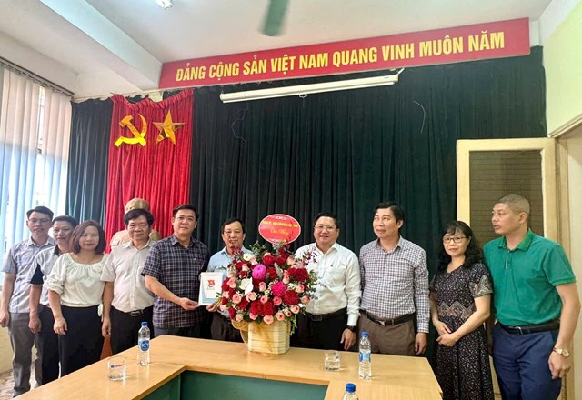 L&atilde;nh đạo Học viện Thanh thiếu ni&ecirc;n Việt Nam ch&uacute;c mừng Tạp ch&iacute; Thanh ni&ecirc;n