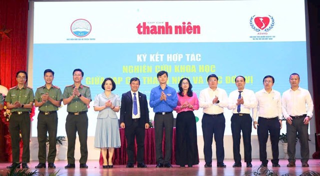 Đồng ch&iacute; Nguyễn Minh Triết - B&iacute; thư Trung ương Đo&agrave;n, chủ tịch Trung ương Hội sinh vi&ecirc;n Việt Nam, Chủ tịch Hội đồng bi&ecirc;n tập Tạp ch&iacute; Thanh ni&ecirc;n chứng kiến k&yacute; kết hợp t&aacute;c giữa Tạp ch&iacute; Thanh ni&ecirc;n v&agrave; c&aacute;c đơn vị