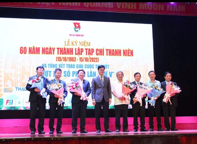 Đồng ch&iacute; B&ugrave;i Quang Huy - Ủy vi&ecirc;n dự khuyết Trung ương Đảng, B&iacute; thư thứ nhất Trung ương Đo&agrave;n tặng hoa ch&uacute;c mừng Hội đồng bi&ecirc;n tập Tạp ch&iacute; Thanh ni&ecirc;n