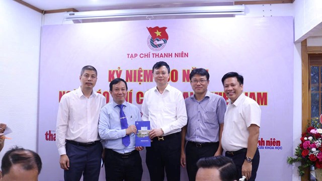 PGS. TS Nguyễn Văn Hiền - B&iacute; thư Đảng ủy, Chủ tịch Hội đồng trường ĐHSP H&agrave; Nội ch&uacute;c mừng Tạp ch&iacute; Thanh ni&ecirc;n nh&acirc;n dịp Kỷ niệm 100 năm ng&agrave;y B&aacute;o ch&iacute; c&aacute;ch mạng Việt Nam 21/6/2025