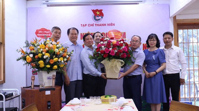 TS Nguyễn Văn Hay - Ph&oacute; b&iacute; thư thường trực Đảng ủy Ban Tuy&ecirc;n gi&aacute;o v&agrave; D&acirc;n vận Trung ương tặng hoa ch&uacute;c mừng Tạp ch&iacute; Thanh ni&ecirc;n nh&acirc;n dịp Kỷ niệm 100 năm ng&agrave;y B&aacute;o ch&iacute; c&aacute;ch mạng Việt Nam 21/6/2025