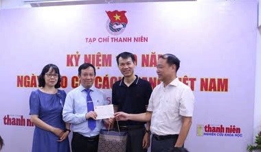 Hiệu trưởng Trường Đại học Sư phạm Nghệ thuật Trung ương PGS.TS L&ecirc; Vinh Hưng ch&uacute;c mừng Tạp ch&iacute; Thanh ni&ecirc;n nh&acirc;n dịp 100 năm B&aacute;o ch&iacute; C&aacute;ch mạng Việt Nam