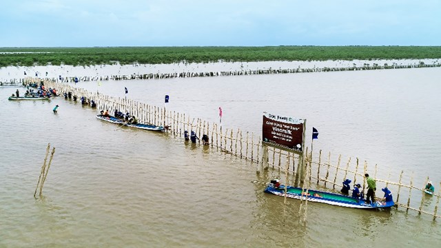 Ti&#234;n phong về Net Zero, Vinamilk được vinh danh tại giải thưởng doanh nghiệp tr&#225;ch nhiệm ch&#226;u &#193; - Ảnh 1