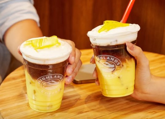 PhinĐI Xoài Dừa kết hợp sữa xoài dừa béo thơm, cà phê phin truyền thống và thạch xoài mềm mát, tạo trải nghiệm vị giác đa tầng.