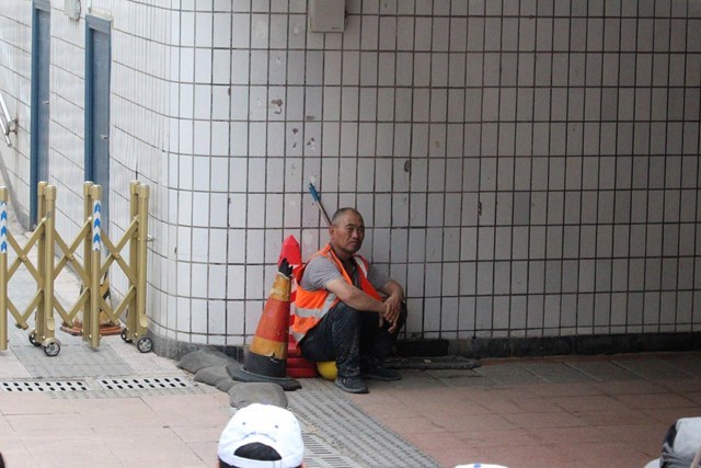 Người lao động m&ocirc;i trường hiện diện mọi nơi, g&oacute;p phần x&acirc;y dựng đ&ocirc; thị xanh &ndash; sạch &ndash; văn minh (Ảnh Quốc Kh&aacute;nh)