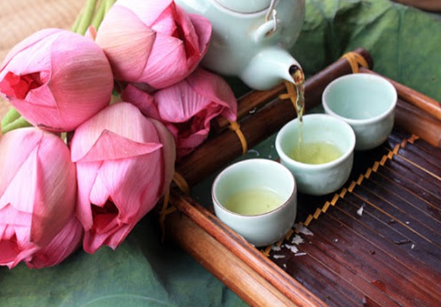 Tr&agrave; ướp sen l&agrave; nghệ thuật dịu d&agrave;ng, nơi hương sen v&agrave; vị tr&agrave; h&ograve;a quyện, mang đến ph&uacute;t gi&acirc;y tĩnh lặng v&agrave; b&igrave;nh y&ecirc;n s&acirc;u lắng.