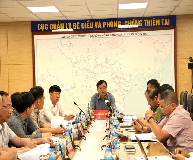 &Ocirc;ng Nguyễn Ho&agrave;ng Hiệp &ndash; Thứ trưởng Bộ N&ocirc;ng nghiệp v&agrave; Ph&aacute;t triển n&ocirc;ng th&ocirc;n chủ tr&igrave; họp ứng ph&oacute; b&atilde;o WIPHA