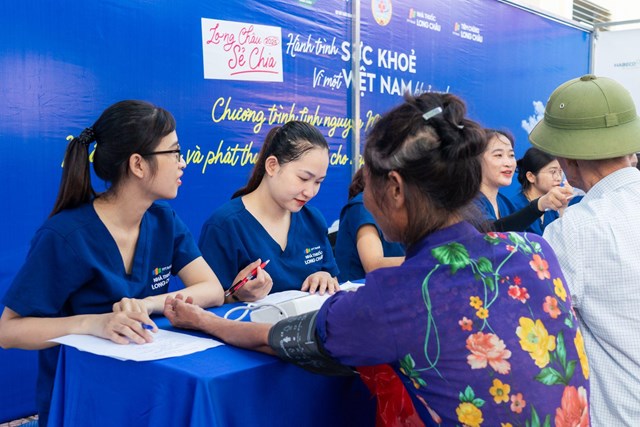 Long Ch&acirc;u đồng h&agrave;nh g&oacute;p thiết bị, thuốc v&agrave; nh&acirc;n lực chăm s&oacute;c sức khỏe người d&acirc;n x&atilde; Minh Ch&acirc;u &nbsp;