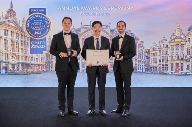 Đại diện Vinamilk nhận giải Giải V&agrave;ng Quốc Tế về Chất Lượng 2023 (Gold Award 2023) từ tổ chức Monde Selection (Bỉ). (Ảnh: Vinamilk). &nbsp;