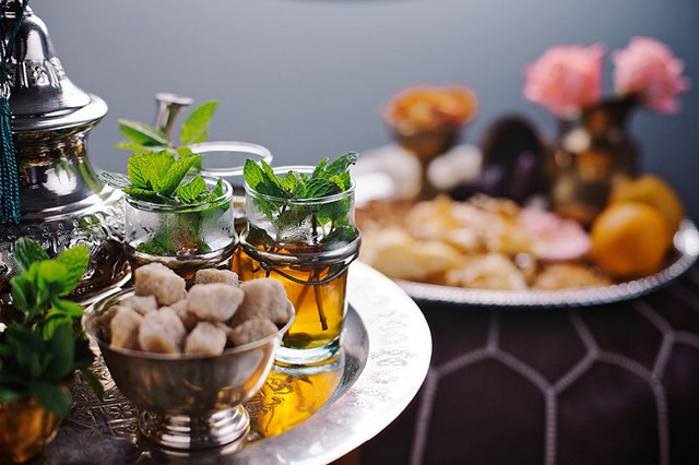 Trà Bạc hà Maghrebi: Nghi thức kết nối và triết lý sống bên ấm trà Bắc Phi - Ảnh 1