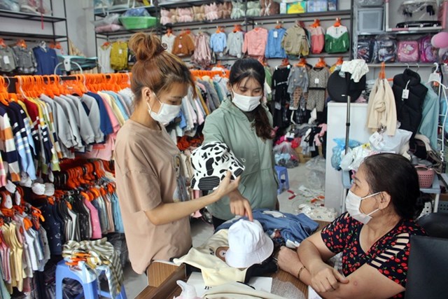 Khách hàng lựa chọn sản phẩm tại Shop Beo, TDP Tân Hà, thị trấn Gia Khánh (Bình Xuyên