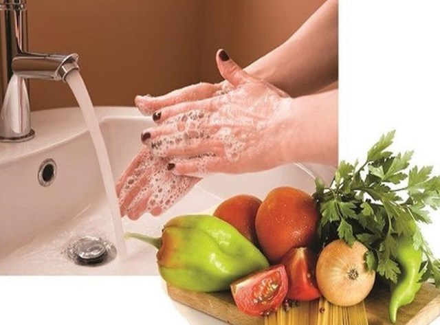 Rửa tay, vệ sinh bếp và dụng cụ sạch sẽ để đảm bảo an toàn thực phẩm.