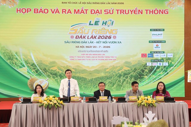 Gi&aacute;m đốc Sở Văn h&oacute;a, Thể thao v&agrave; Du lịch tỉnh Đắk Lắk Trần Hồng Tiến - Ph&oacute; Trưởng Ban Thường trực Ban Tổ chức Lễ hội ph&aacute;t biểu tại họp b&aacute;o &nbsp;