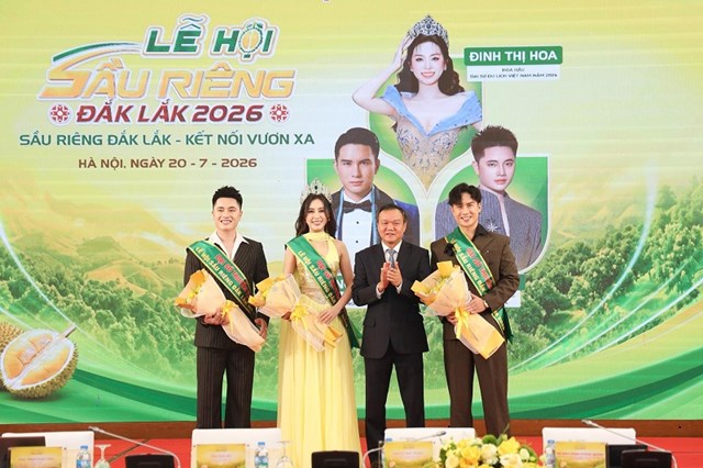 Ba đại sứ truyền th&ocirc;ng Lễ hội Sầu ri&ecirc;ng Đắk Lắk năm 2026, gồm: b&agrave; Đinh Thị Hoa, Hoa hậu Đại sứ Du lịch Việt Nam năm 2024; &ocirc;ng Trung Nguy&ecirc;n, Nam vương Hữu nghị Việt Nam năm 2023, &Aacute; vương Hữu nghị quốc tế năm 2023; &ocirc;ng Trần Tiến, Nam Vương Thần tượng Việt Nam năm 2024