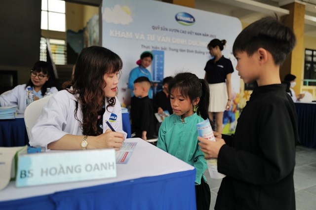 C&aacute;c b&aacute;c sĩ Trung t&acirc;m Dinh dưỡng Vinamilk kh&aacute;m v&agrave; tư vấn dinh dưỡng cho c&aacute;c em học sinh Trường Tiểu học H&uacute;c Động. &nbsp;