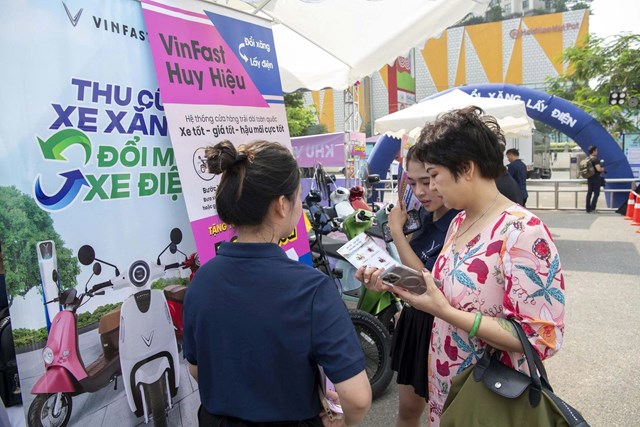 Người d&acirc;n t&igrave;m hiểu v&agrave; trải nghiệm sản phẩm xe m&aacute;y điện VinFast tại sự kiện &ldquo;Đổi xăng lấy điện - C&ugrave;ng VinFast kiến tạo tương lai xanh"