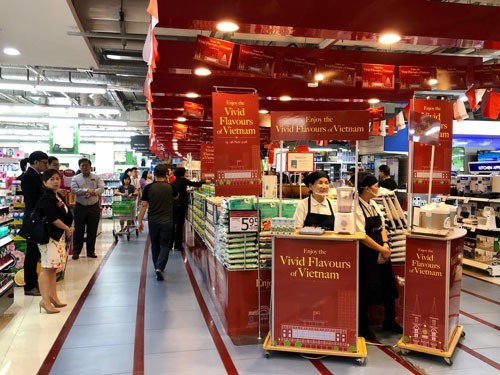 Thương vụ Việt Nam tại Singapore v&agrave; FairPrice đ&atilde; x&uacute;c tiến đưa h&agrave;ng h&oacute;a Việt Nam chất lượng cao tới tay người ti&ecirc;u d&ugrave;ng Singapore. &nbsp;