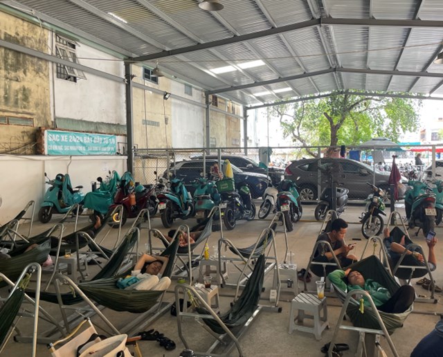 Quán cà phê kết hợp với trạm sạc ở đường Phan Văn Trị, quận Gò Vấp, TP HCM, trưa 22/7. Ảnh nguồn internet.