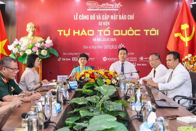 Nh&agrave; b&aacute;o Nguyễn Văn Dũng, Ph&oacute; Tổng Bi&ecirc;n tập b&aacute;o Đại đo&agrave;n kết, Trưởng Ban Tổ chức sự kiện, Trưởng Ban Gi&aacute;m khảo Cuộc vận động s&aacute;ng t&aacute;c v&agrave; b&agrave; Phan Minh Thu - nh&agrave; s&aacute;ng lập Senplus, Ph&oacute; trưởng Ban Tổ chức sự kiện, Ph&oacute; Ban Gi&aacute;m khảo Cuộc vận động s&aacute;ng t&aacute;c.