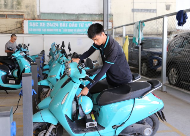 Tài xế sạc điện ở trạm thuộc đường Phan Văn Trị, quận Gò Vấp, TP HCM, trưa 22/7. Ảnh nguồn internet.