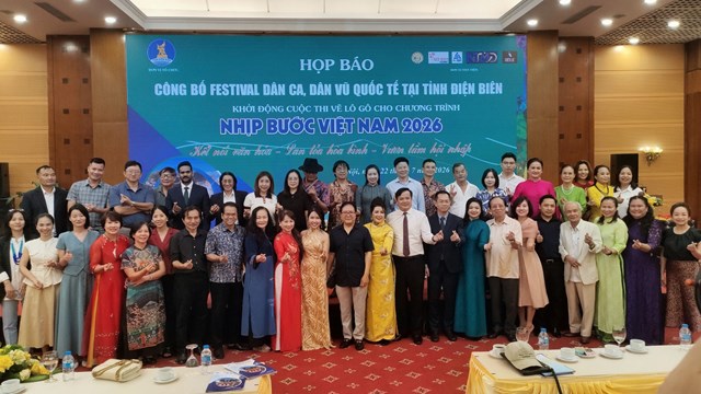 Ban tổ chức v&agrave; c&aacute;c đại biểu chụp ảnh lưu niệm tại buổi Họp b&aacute;o &nbsp;