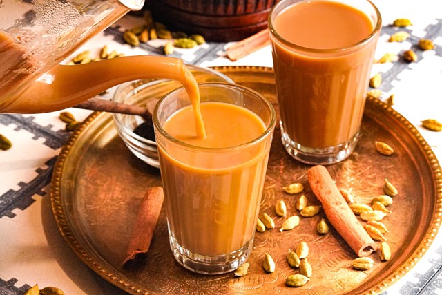 Karak Chai: Sự pha trộn độc đáo giữa vị trà đậm Assam và hương béo vùng Vịnh - Ảnh 3
