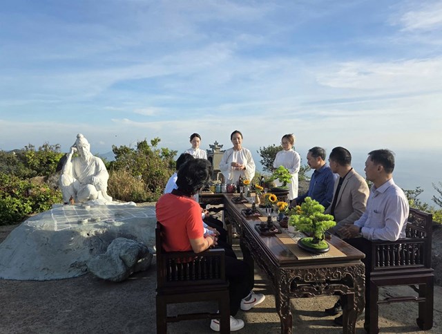 Đà Nẵng thử nghiệm tour thưởng trà đón bình minh trên đỉnh Bàn Cờ - Ảnh 1