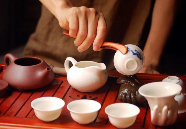 &#221; nghĩa đằng sau bước l&#224;m ấm ch&#233;n trước khi pha tr&#224; - Ảnh 2