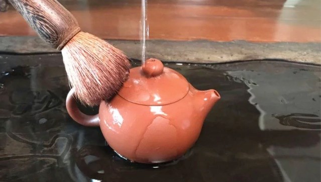 &#221; nghĩa đằng sau bước l&#224;m ấm ch&#233;n trước khi pha tr&#224; - Ảnh 1