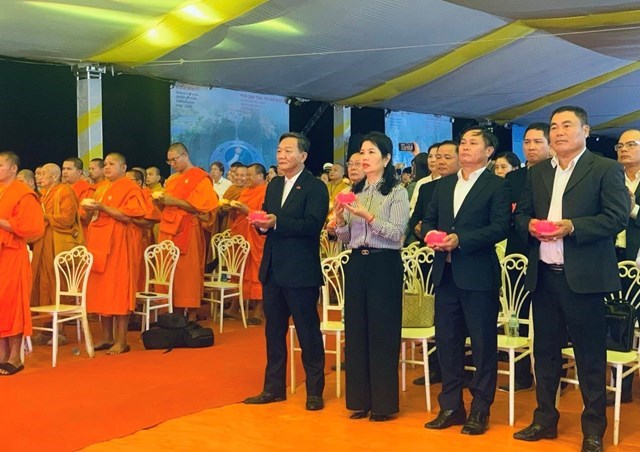 Đại sứ Việt Nam tại L&agrave;o Nguyễn Minh T&acirc;m (ngo&agrave;i c&ugrave;ng b&ecirc;n tr&aacute;i) c&ugrave;ng chư T&ocirc;n đức Tăng Ni v&agrave; đại biểu Phật gi&aacute;o hai nước tham dự Đại lễ kỷ niệm 78 năm Ng&agrave;y Thương binh - Liệt sĩ tại tỉnh Xi&ecirc;ng Khoảng, L&agrave;o.
