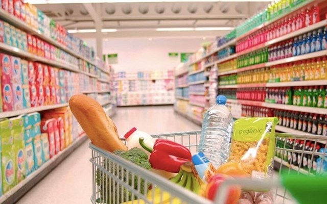 Cửa hàng tiện lợi đổi vai trò: Từ nơi mua nhanh sang điểm dừng chân của giới trẻ - Ảnh 1
