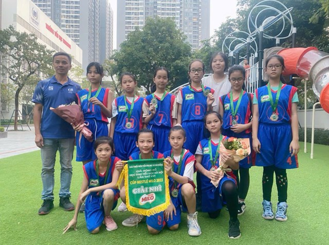 Hơn cả th&agrave;nh t&iacute;ch, tinh thần đồng đội v&agrave; những b&agrave;i học c&oacute; được từ thể thao sẽ gi&uacute;p Tr&agrave; My (cầm cờ) c&ugrave;ng c&aacute;c bạn nhỏ th&agrave;nh c&ocirc;ng trong cuộc sống. Ảnh: NVCC &nbsp;