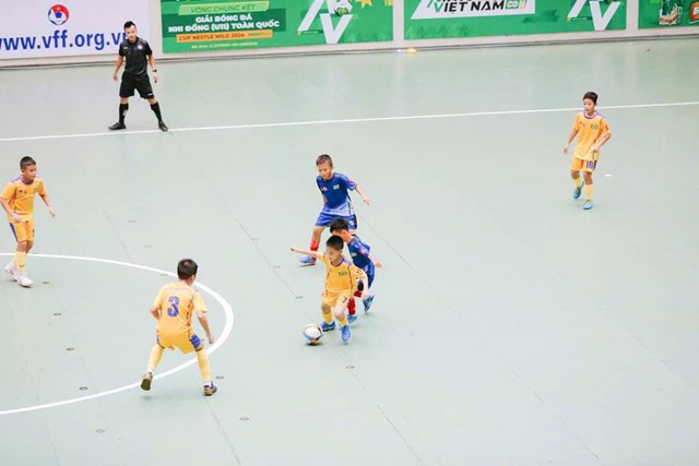 Từ thể thao học đường, Lương Hải (dẫn b&oacute;ng) v&agrave; nhiều em nhỏ kh&aacute;c đ&atilde; dần trưởng th&agrave;nh hơn. Ảnh: NVCC &nbsp;