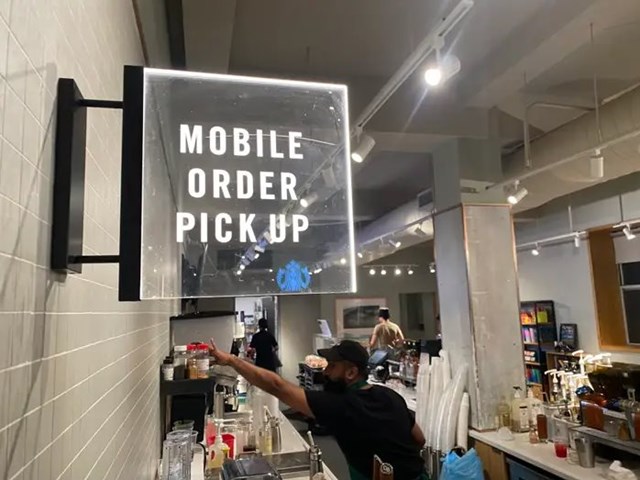 Sau đại dịch, Starbucks tin rằng tiện lợi là chìa khóa sống còn và đẩy mạnh mô hình “pickup only” tại các khu văn phòng ở Mỹ.