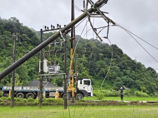 CBNV EVNNPC b&aacute;m s&aacute;t hiện trường, khắc phục sự cố lưới điện trong điều kiện thời tiết, địa h&igrave;nh phức tạp