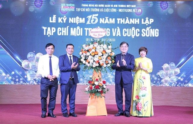 TSKH. Phan Xu&acirc;n Dũng - Chủ tịch Li&ecirc;n hiệp c&aacute;c Hội Khoa học v&agrave; Kỹ thuật Việt Nam tặng lẵng hoa cho Tạp ch&iacute; M&ocirc;i trường v&agrave; Cuộc sống nh&acirc;n kỷ niệm 15 năm th&agrave;nh lập