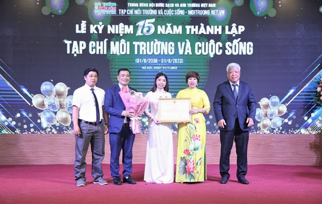 TS. Nguyễn Linh Ngọc, Chủ tịch Hội Nước sạch v&agrave; M&ocirc;i trường Việt Nam trao tặng bằng khen cho tập thể Tạp ch&iacute; M&ocirc;i trường v&agrave; Cuộc sống đ&atilde;&nbsp;c&oacute; th&agrave;nh t&iacute;ch ho&agrave;n th&agrave;nh xuất sắc nhiệm vụ trong 15 năm x&acirc;y dựng v&agrave; ph&aacute;t triển.