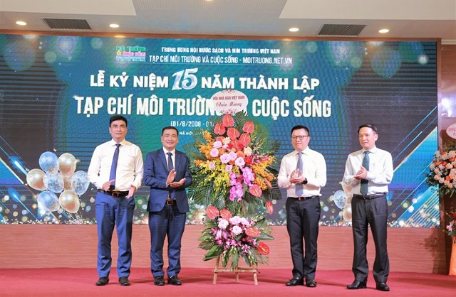 Đồng ch&iacute; L&ecirc; Quốc Minh &ndash; Ủy vi&ecirc;n TW Đảng, Ph&oacute; Trưởng Ban Tuy&ecirc;n gi&aacute;o Trung ương, Tổng bi&ecirc;n tập B&aacute;o Nh&acirc;n D&acirc;n, Chủ tịch Hội Nh&agrave; b&aacute;o Việt Nam (thứ 2 từ phải sang), &ocirc;ng Nguyễn Đức Lợi, Ph&oacute; Chủ tịch thường trực Hội Nh&agrave; b&aacute;o Việt Nam (ngo&agrave;i c&ugrave;ng b&ecirc;n phải) tặng lẵng hoa&nbsp;cho Tạp ch&iacute; M&ocirc;i trường v&agrave; Cuộc sống nh&acirc;n kỷ niệm 15 năm th&agrave;nh lập