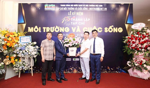 L&atilde;nh đạo Sở Th&ocirc;ng tin v&agrave; Truyền th&ocirc;ng tỉnh Bắc Ninh ch&uacute;c mừng Tạp ch&iacute; M&ocirc;i trường v&agrave; Cuộc sống