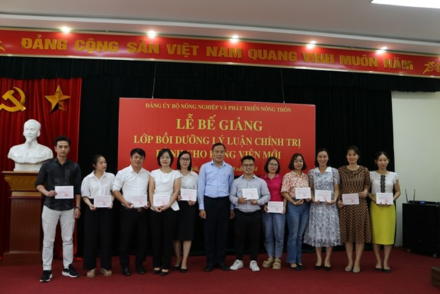 Đảng uỷ Bộ NN&amp;PTNT: Tổng kết lớp Bồi dưỡng l&#253; luận ch&#237;nh trị d&#224;nh cho đảng vi&#234;n mới năm 2024 - Ảnh 2